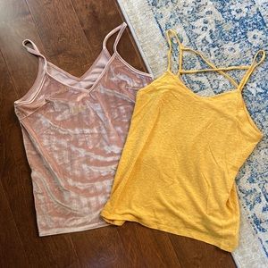 Bundle of two size medium tanks